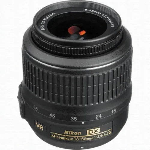 Lente Nikkor 18-55mm VR (com estabilizador), com autofoco rápido e ideal para fotos e víde