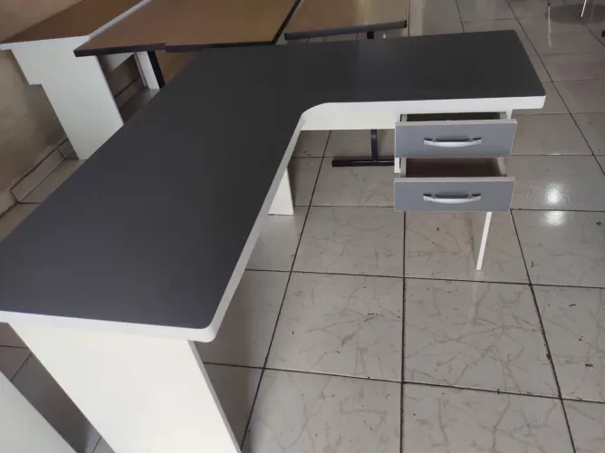mesa em L cinza com branco - frete grátis 