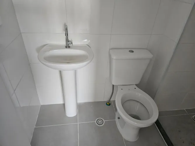 Conjunto para banheiro (pia com torneira inox + vaso sanitário com caixa acoplada)