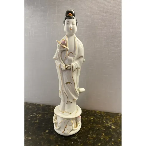 Estátua Antiga de mulher asiática - Deusa Kuan Yin em porcelana branca.