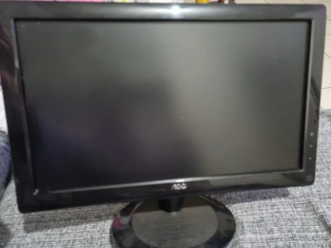 Monitor AOC LCD 18,5 com ALTO FALANTES EMBUTIDO