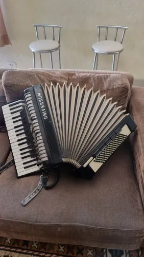 Acordeon alemão marca Weltmeister modelo Universum Elegance 96 Baixos 11/5 registros