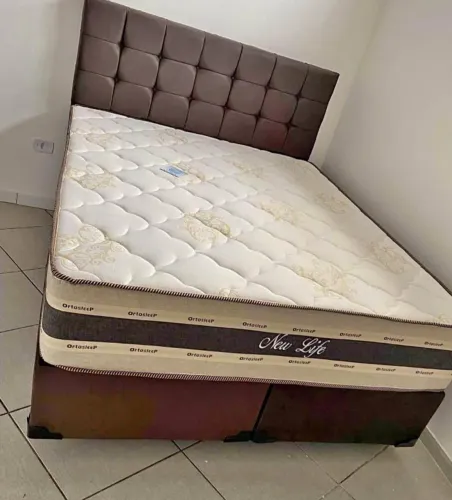 Cama Queen colchão bem alto 