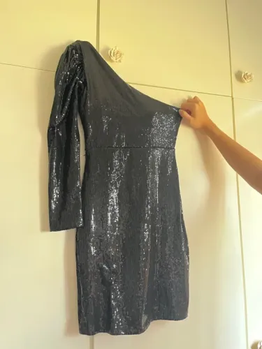 Vestido preto de paetês. Tamanho P . Contato *