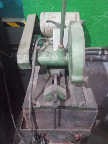 Máquina antiga de cortar ferro 