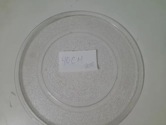 Vários pratos de microondas grandes