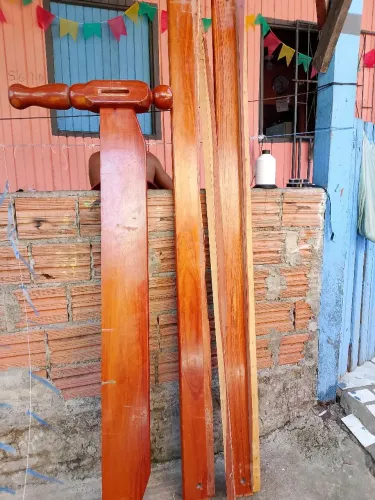 Vendo cama de casal, de madeira! Apenas uma parte na lateral quebrada.