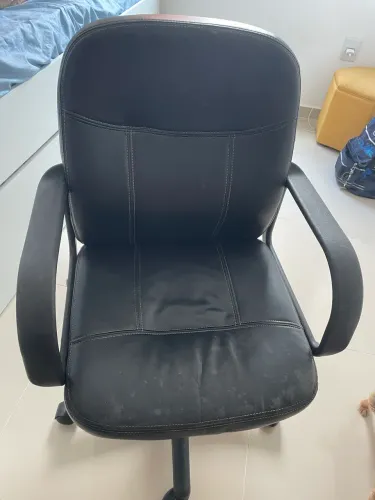 Cadeira de rodinhas preta, estofada