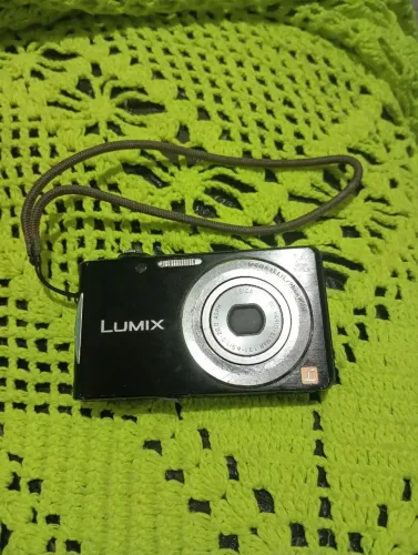 Vendo essa máquina fotográfica está funcionando normal vai carregador