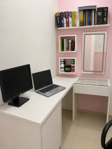 Escrivaninha + penteadeira com espelho e nichos 