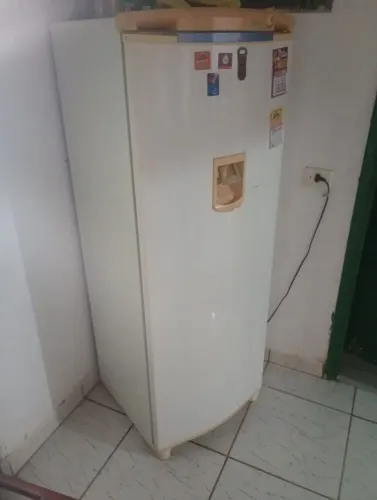 Vendo geladeira 340 litros , Dispenser não funciona. Restante funciona perfeitamente