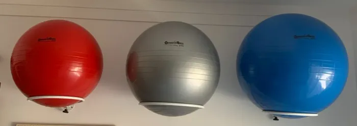 Bolas de Pilates, P (55cm) / M (65cm) / G (85cm) - com suportes em ferro branco