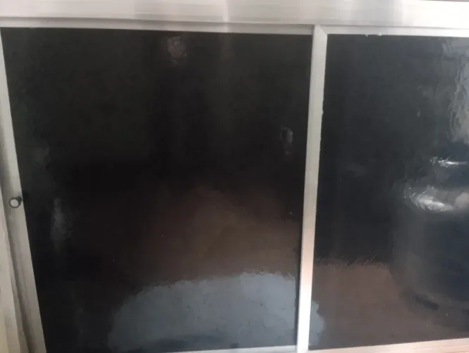 desapego: porta de correr de acrílico de alumínio preta  para pia de cozinha Tam: 1.40