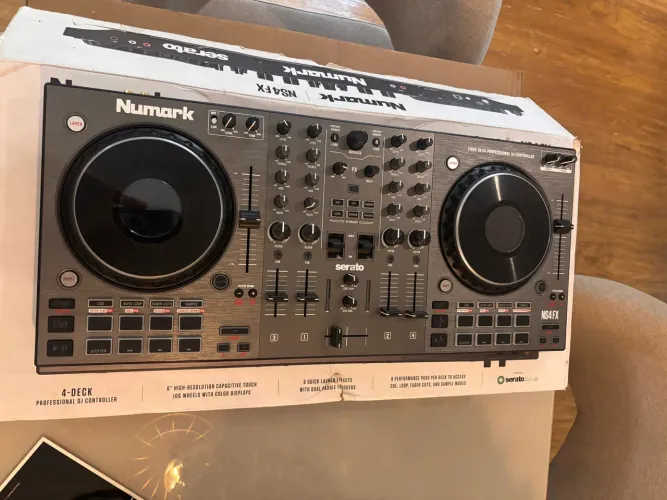 Controladora DJ Numark NS4FX 4 Canais 2 Decks com FX e Interface serato