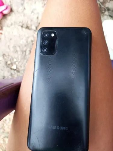 Vendo um celula A03S da Samsung ele ta em perfeitas condições só com um pequeno trinco