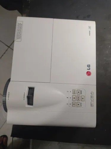 Vendo projetor LG 2800 lumes. Três meses de garantia