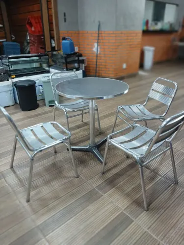 Conjunto de mesa e cadeira em aço inoxidável.