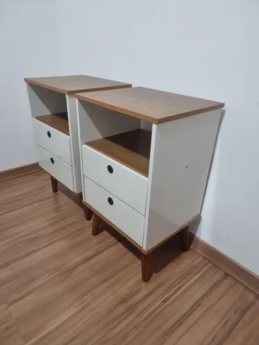 Criado cabeceira cama.