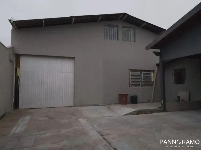 Excelente Sobrado com Galpão Comercial nos fundos
