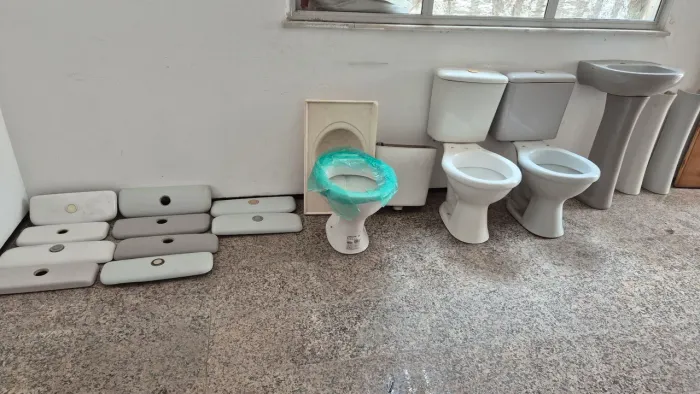 Vendo aparelho sanitária completo, pia com coluna, tampas, caixa, colunas, *