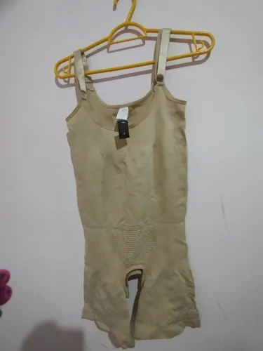 Cinta modeladora cor da pele macacão