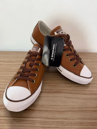 Tênis All Star Chuck em COURO  tamanho 36