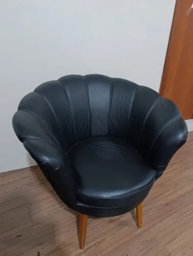 Cadeira de corino preta