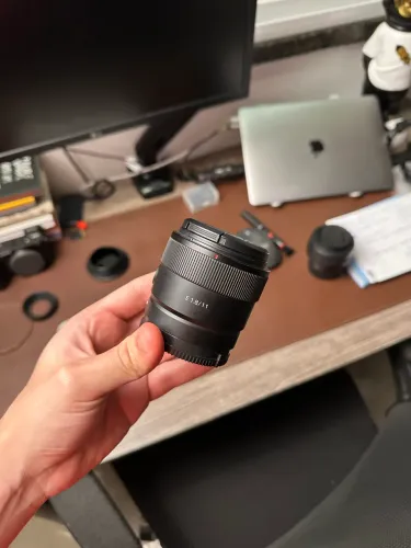 SONY 11mm 1.8 - MUITO NOVA