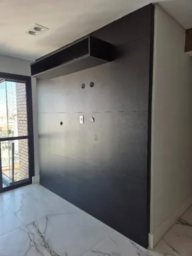 Painel de TV em MDF preto 246 x 240 cm - Alto padrão