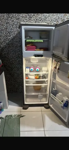 Vendo geladeira gelando muito perfeita