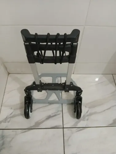 Carrinho de alumínio carrega de 70 a 80 kg
