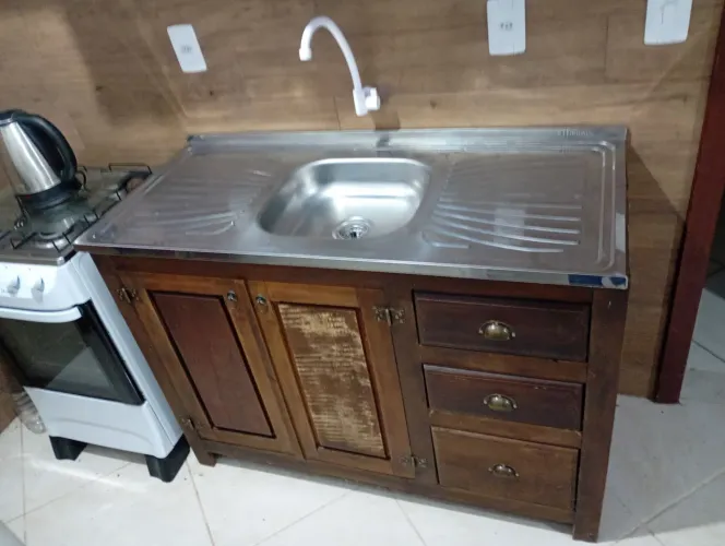 Cozinha em madeira de demolição