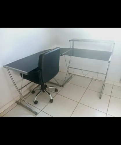 Mesa para Escritório ou qualquer outro ambiente e Cadeira giratória