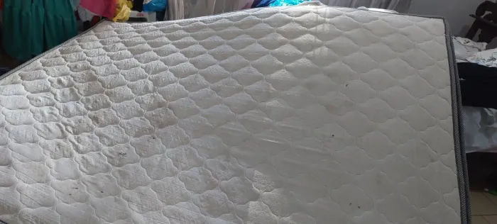 Vendo um Colchão de mola de casal o colchão está ótimo para dormir bem... * 