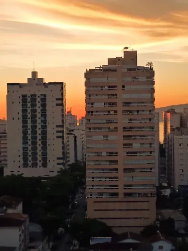 Living Grande ,150 mtrs da praia,vista livre e mar,garagem,Airbnb