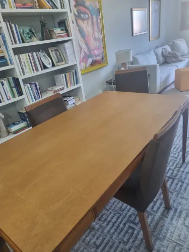A mesa 1:85 por 1:05