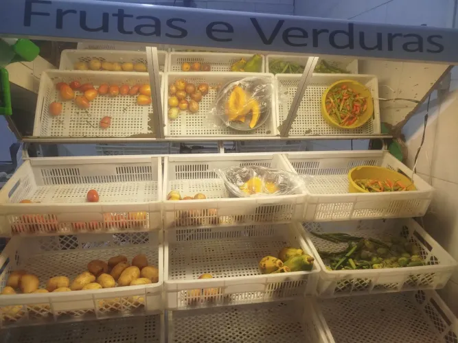 Vende se fruteira com 12 bandejas