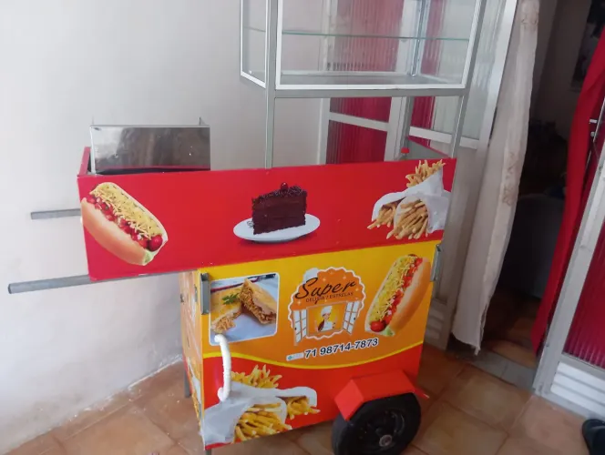 Carro de cachorro quente pronto para trabalhar. 
