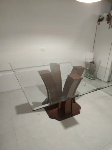 Mesa de vidro com base em madeira 