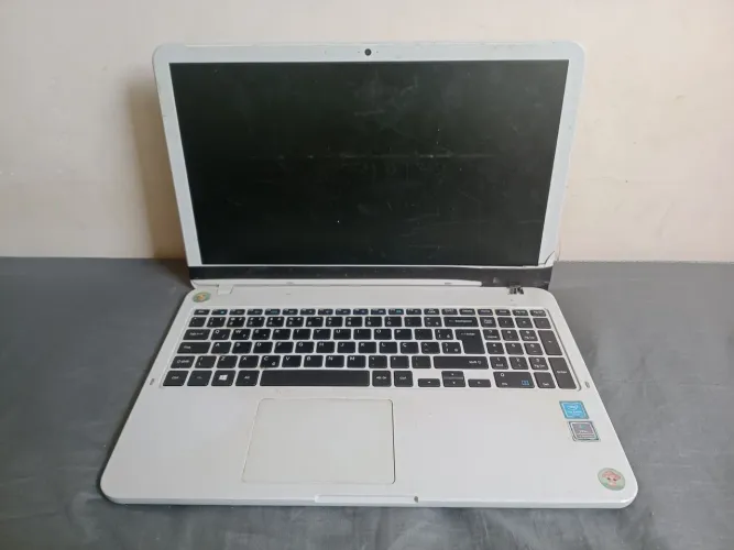 Notebook Samsung (antigo) com carregador - Ler descrição