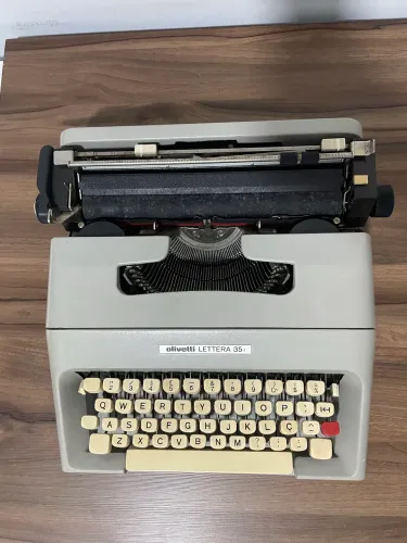 Máquina de escrever Olivetti Lettera 35 - Antiguidade