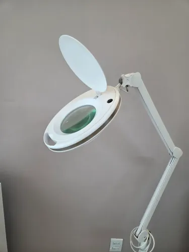 Lupa e Foco de luz Estek