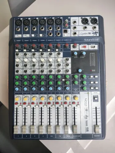 Mesa Soundcraft Gignature 10<br>2/3 auxiliares<br>Máquina de efeitos<br><br>R$ 1.600