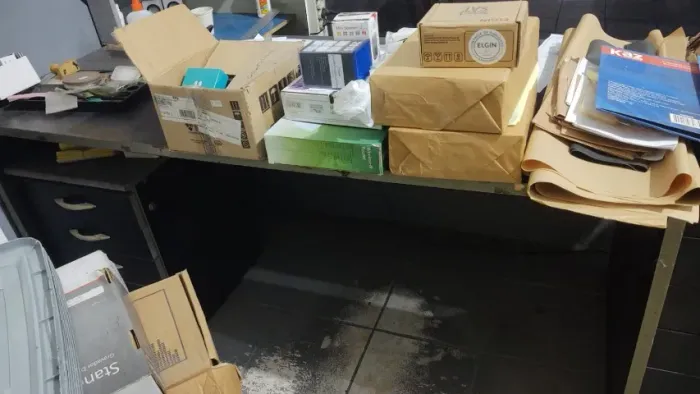 Mesa  de escritorio com gaveteiros