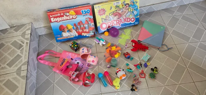 Lote de Jogos e brinquedos