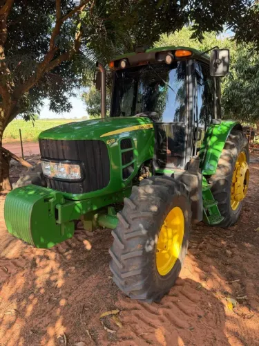 Trator John deere 6125J