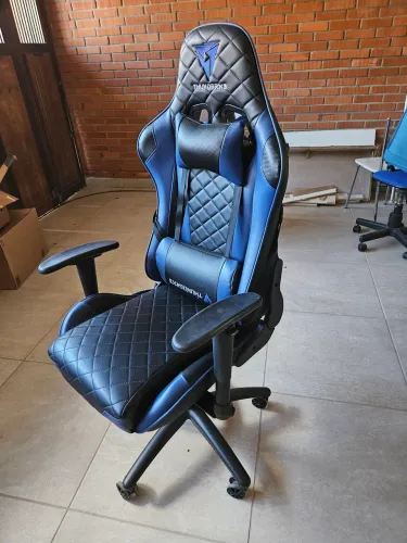 Vendo cadeira gamer thunderx3 em bom estado. Valor R$650,00.