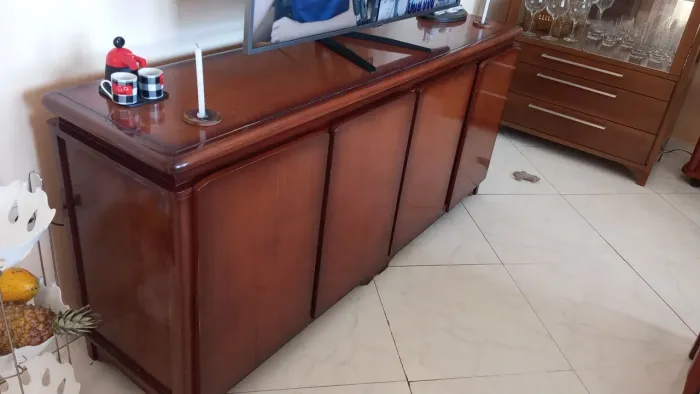 Vende-se aparador de cozinha de madeira envernizada