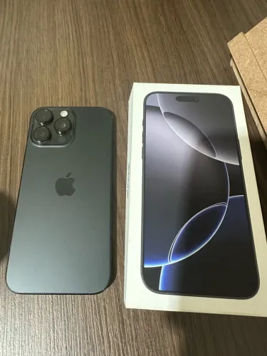 iPhone 16 Pro Max, grafite, 256 GB, bateria 92%, sem detalhe.