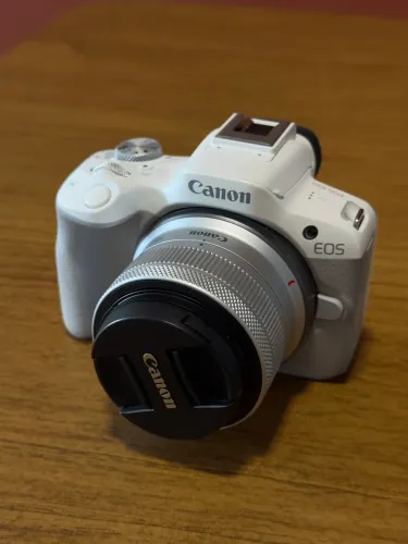 Câmera Canon EOS R50 Branca Mirrorless com lente RF-S18-45mm F/4.5-6.3 (usada)